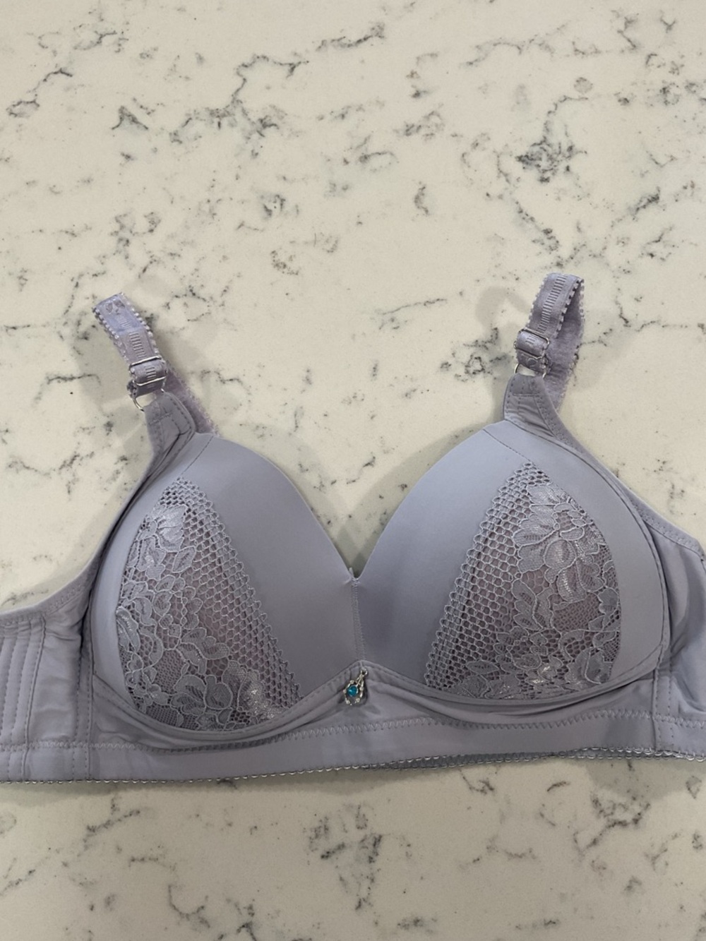 Like New.  Women's Lace-Accent Light Lavender Bra No Underwire Size 42